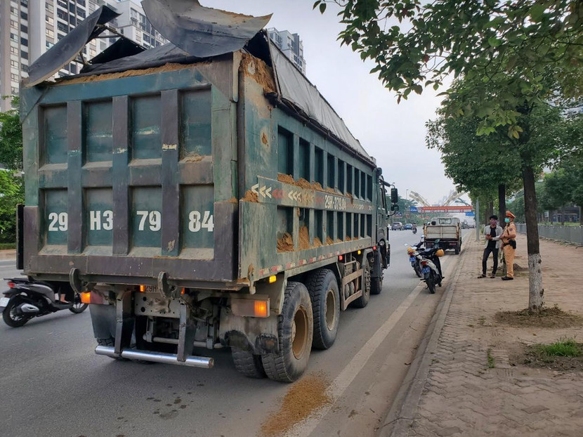 Nhiều xe tải che chắn thùng sơ sài, gây rơi vãi đất cát xuống đường