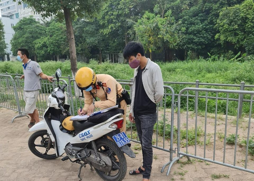 Các lái xe đa phần đều lái thuê, không mang theo đăng ký, đăng kiểm, giấy tờ xe