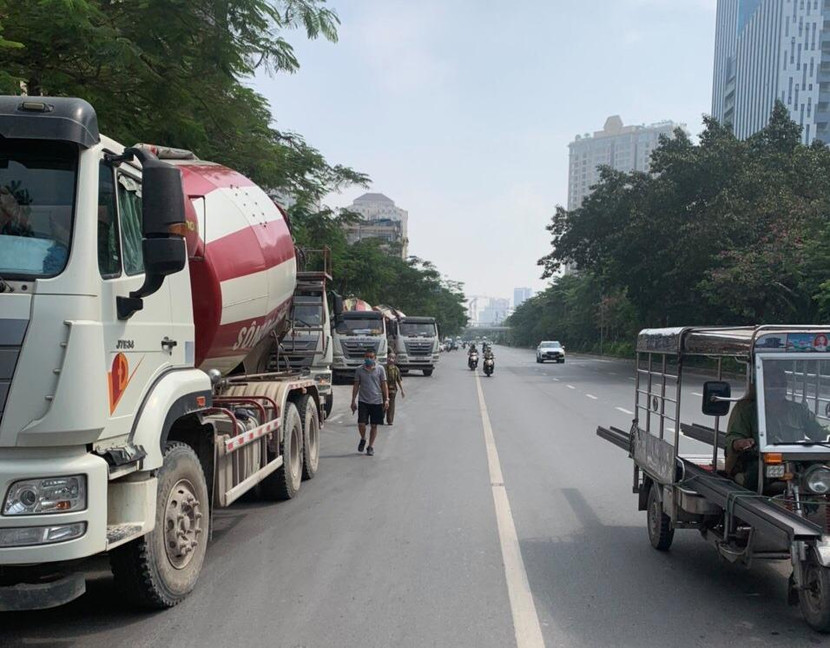Các xe bồn trộn bê tông cũng được dừng xe kiểm tra
