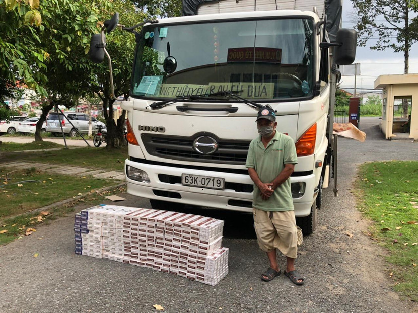 Lái xe và số thuốc lá lậu Lái xe và số thuốc lá lậu