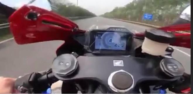 Lái xe điều khiển với vận tốc có lúc lên tới 299km/h