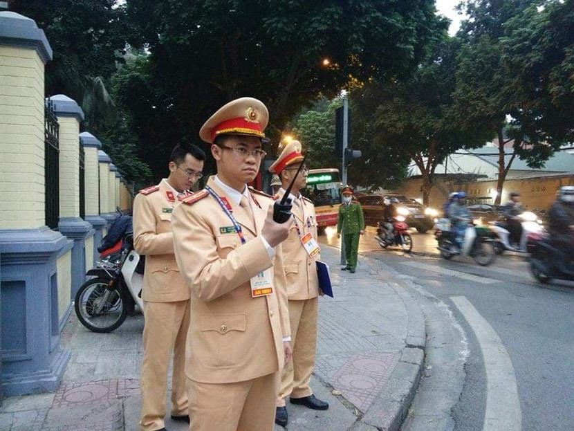 Tại các chốt, vị trí trên dọc những tuyến dẫn đều có lãnh đạo, các chỉ huy đơn vị tham gia ứng trực, chỉ đạo lực lượng CSGT làm nhiệm vụ