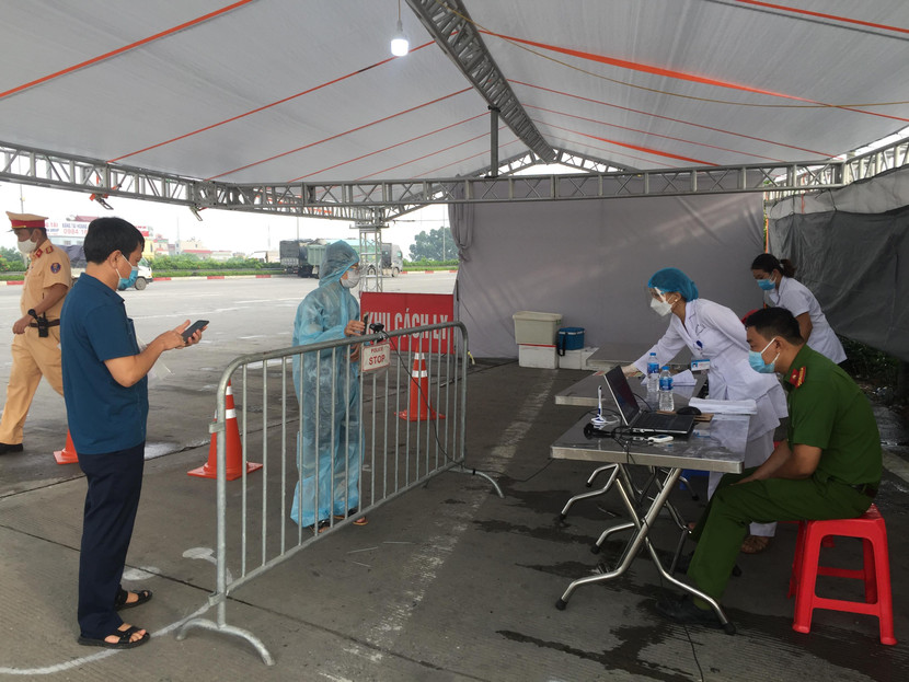 Khoảng cách giữa webcam với người khai báo y tế khi xuất trình QR code đủ khoảng cách an toàn. Tùy từng điều kiện tại chốt, cán bộ tại chốt có thể linh hoạt bố trí cho phù hợp. Camera được bố trí tại vị trí ngay ngắn, cố định tránh tình trạng rơi vỡ ảnh hưởng quá trình sử dụng Khoảng cách giữa webcam với người khai báo y tế khi xuất trình QR code đủ khoảng cách an toàn. Tùy từng điều kiện tại chốt, cán bộ tại chốt có thể linh hoạt bố trí cho phù hợp. Camera được bố trí tại vị trí ngay ngắn, cố định tránh tình trạng rơi vỡ ảnh hưởng quá trình sử dụng