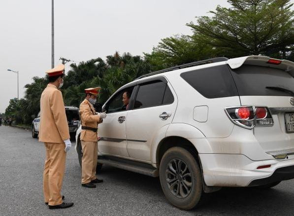Không chỉ kiểm tra nồng độ cồn, CSGT còn kiểm soát phương tiện, giấy tờ xe