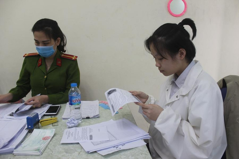 Chỉ trong thời gian vài phút làm thủ tục, các em học sinh đã nhận được kết quả