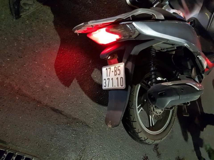 Chiếc xe SH đối tượng gây tai nạn và bỏ mặc nạn nhân để chạy trốn được người dân chụp lại