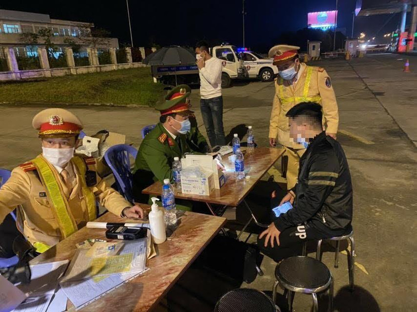 Lái xe dương tính với ma túy bị CSGT phát hiện xử lý