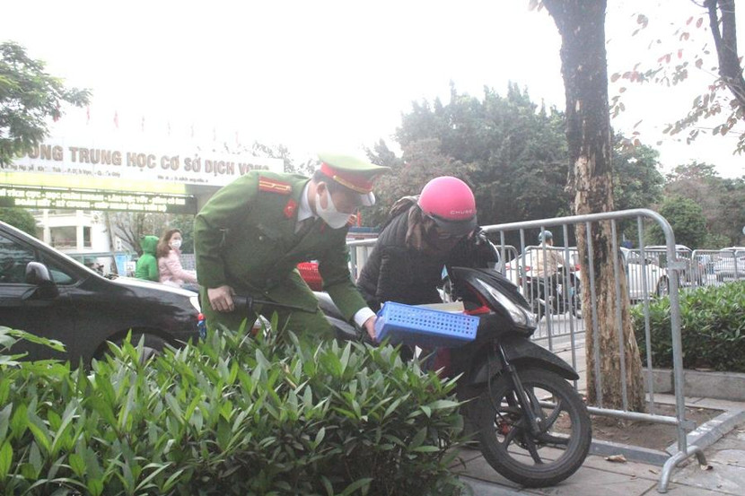 Thiếu tá Trương Quốc Chính, Phó trưởng CAP Dịch Vọng giúp đỡ một phụ huynh làm rơi sách vở khi đưa con đến trường Thiếu tá Trương Quốc Chính, Phó trưởng CAP Dịch Vọng giúp đỡ một phụ huynh làm rơi sách vở khi đưa con đến trường