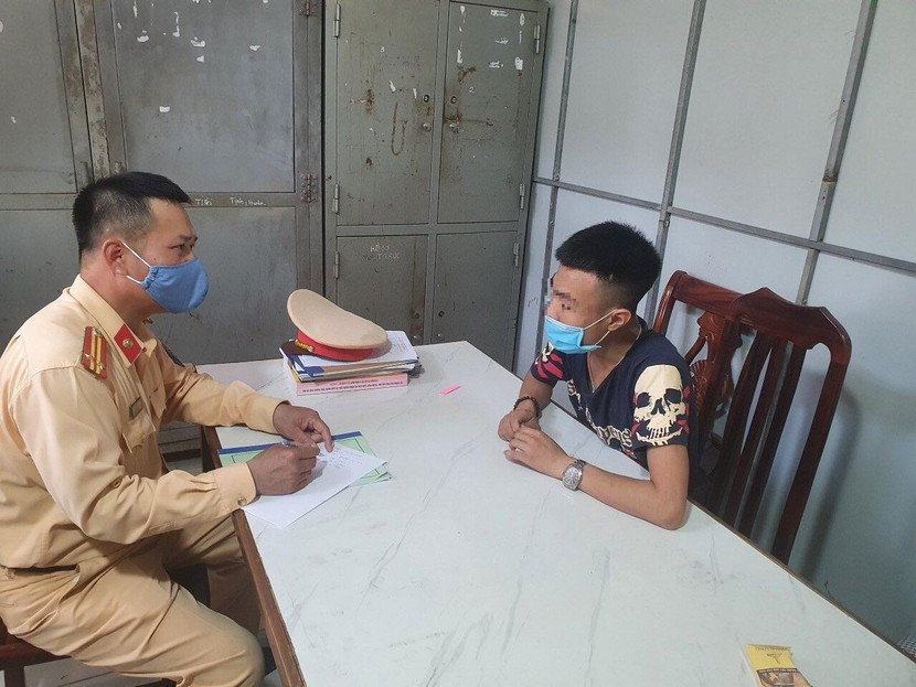 CSGT lập biên bản xử lý vụ việc