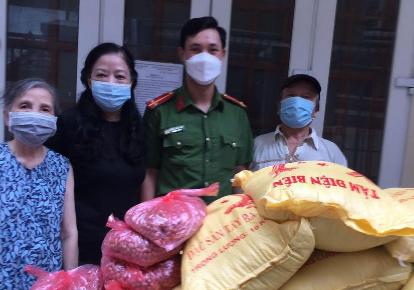 Trung úy Cung Mạnh Hoàng cùng với người bạn của mình là Thượng úy Đoàn Minh Tú phối hợp với cấp cơ sở khu dân cư lập danh sách các hộ dân gặp khó khăn để giúp đỡ