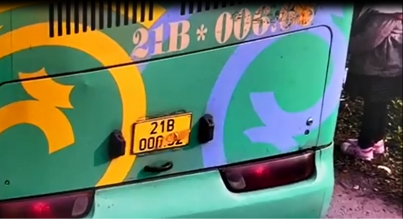 Chiếc xe khách cố tình che BKS trên cao tốc