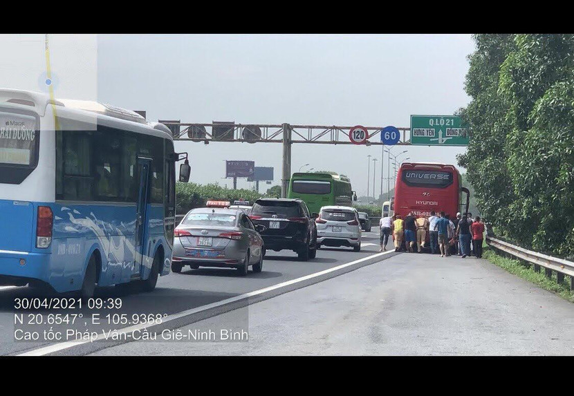 CSGT giúp đỡ người dân khi xe khách gặp sự cố CSGT giúp đỡ người dân khi xe khách gặp sự cố