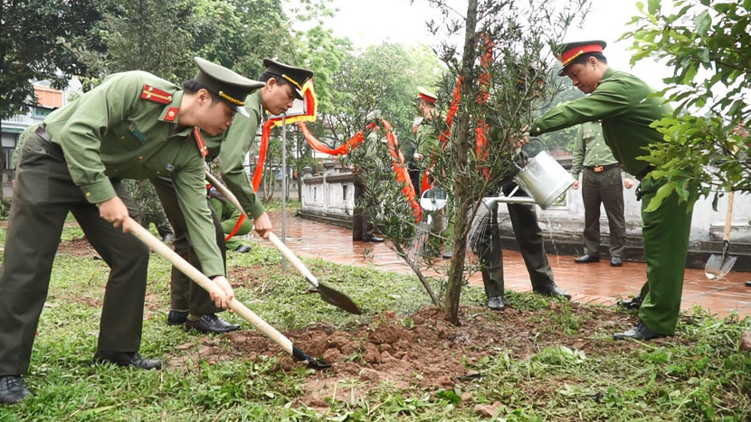 Đại diện Cụm thi đua số 7 tham gia trồng cây tại khu di tích Đại diện Cụm thi đua số 7 tham gia trồng cây tại khu di tích