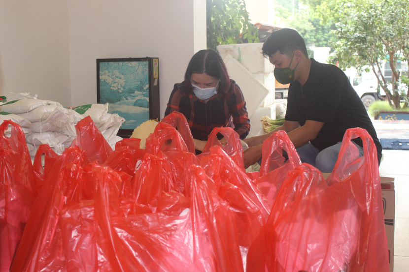 Việc phân loại và đóng gói các túi quà được Hội Phụ nữ và Đoàn Thanh niên CAQ Cầu Giấy đảm nhận Việc phân loại và đóng gói các túi quà được Hội Phụ nữ và Đoàn Thanh niên CAQ Cầu Giấy đảm nhận