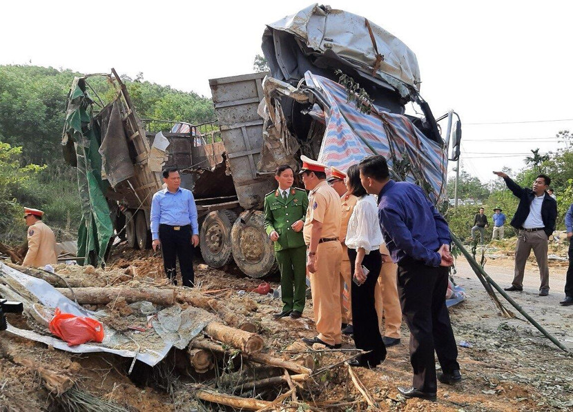 Thiếu tướng Lê Xuân Đức cùng lãnh đạo các đơn vị chức năng có mặt tại hiện trường vụ TNGT để điều tra nguyên nhân vụ việc
