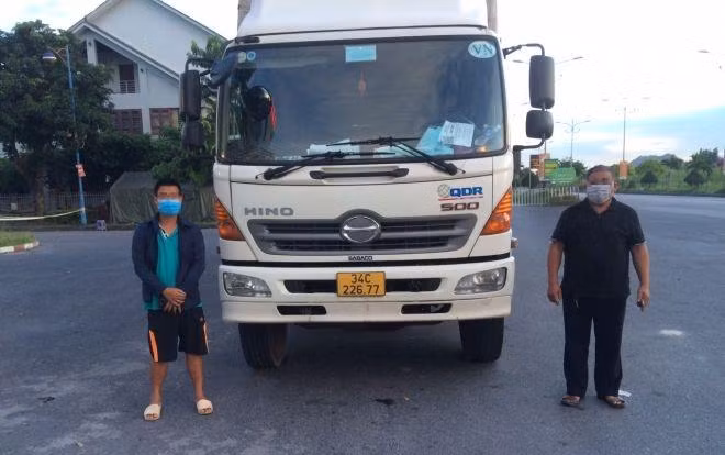 Lái xe và người đi cùng trên cabin bị xử phạt 15 triệu đồng