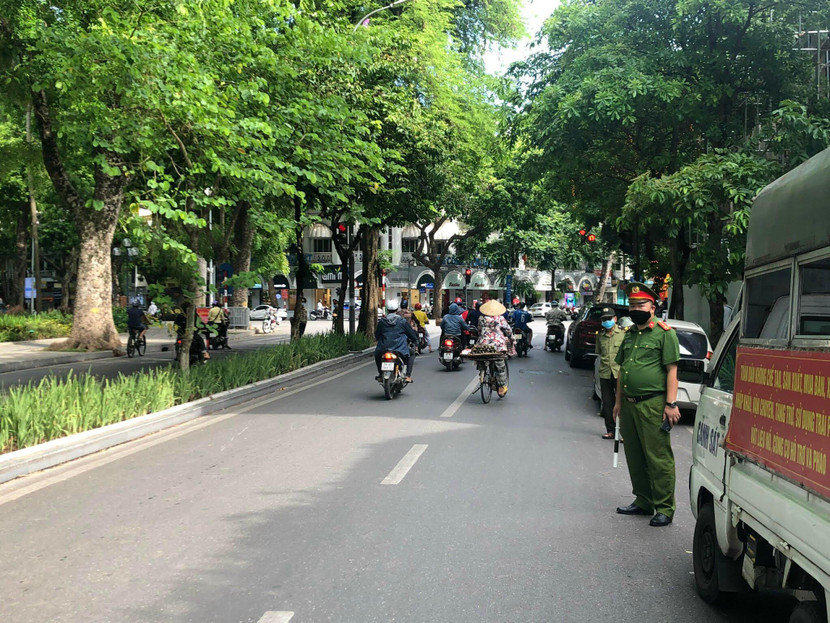 Đội CSGT, TT CAQ Hoàn Kiếm cùng Công an các phường tăng cường ứng trực, phát hiện và kiểm tra xử lý vi phạm về phòng, chống dịch Covid-19