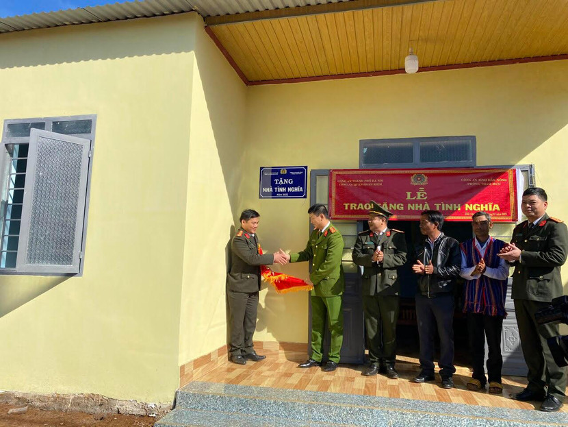 CAQ Hoàn Kiếm và Phòng Tham mưu Công an tỉnh Đắk Nông cắt băng khánh thành trao nhà tình nghĩa cho người dân CAQ Hoàn Kiếm và Phòng Tham mưu Công an tỉnh Đắk Nông cắt băng khánh thành trao nhà tình nghĩa cho người dân