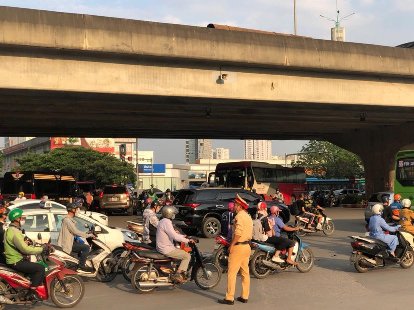 Đội CSGT số 6 căng mình phân luồng chống ùn tắc tại tuyến đường Phạm Hùng Đội CSGT số 6 căng mình phân luồng chống ùn tắc tại tuyến đường Phạm Hùng