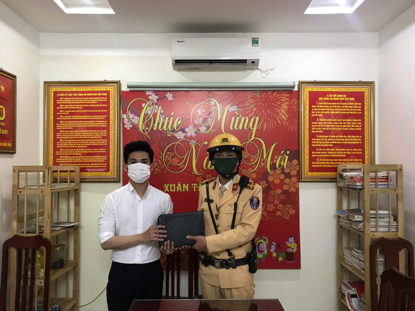 Anh Thịnh vui mừng nhận lại số tài sản đánh rơi, được CSGT giúp đỡ tìm lại, trao trả