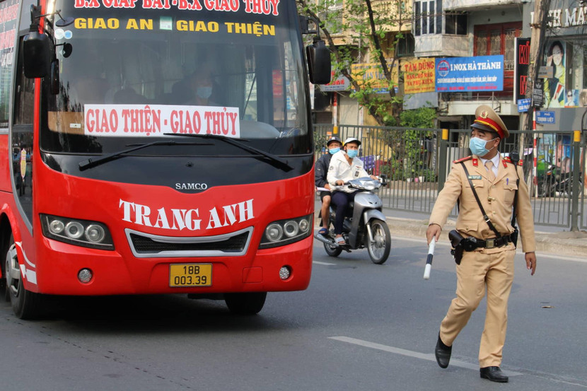 CSGT tăng cường giám sát nhằm đảm bảo hoạt động vận tải hành khách được đảm bảo an toàn, công bằng giữa các nhà xe CSGT tăng cường giám sát nhằm đảm bảo hoạt động vận tải hành khách được đảm bảo an toàn, công bằng giữa các nhà xe