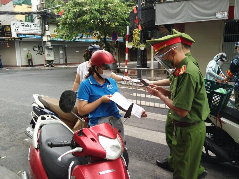 Lực lượng Công an cơ sở kiểm soát người ra đường ngay từ ngõ, khu phố