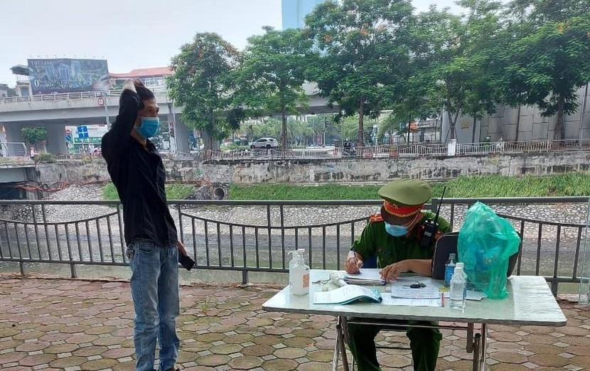 Những trường hợp ra ngoài đường không có lý do chính đáng đều bị lập biên bản xử lý nghiêm Những trường hợp ra ngoài đường không có lý do chính đáng đều bị lập biên bản xử lý nghiêm