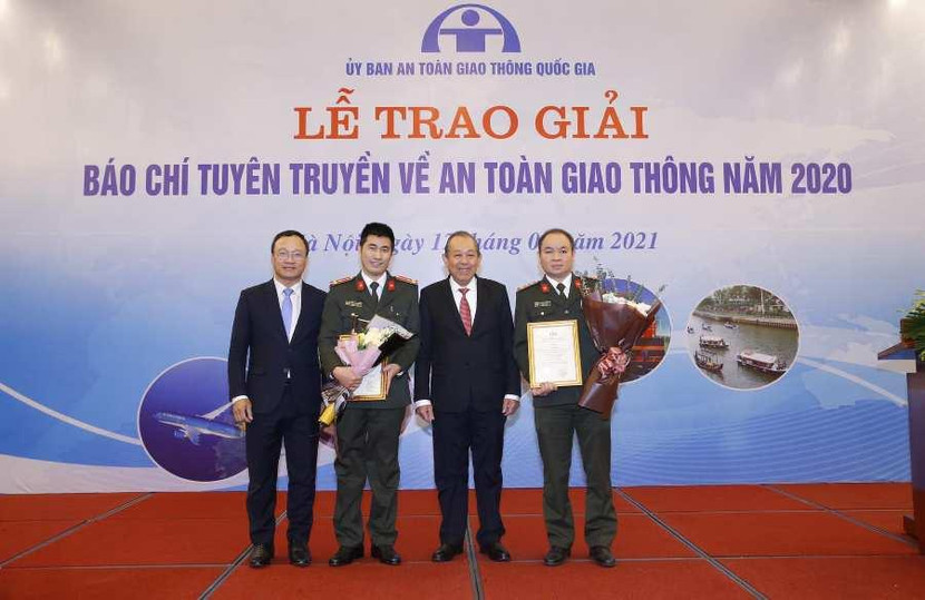 Đồng chí Trương Hòa Bình - Ủy viên Bộ Chính trị, Phó Thủ tướng Thường trực Chính phủ, Chủ tịch UBATGT Quốc gia chụp ảnh lưu niệm, chúc mừng các tác giả của Báo ANTĐ đoạt giải Ba