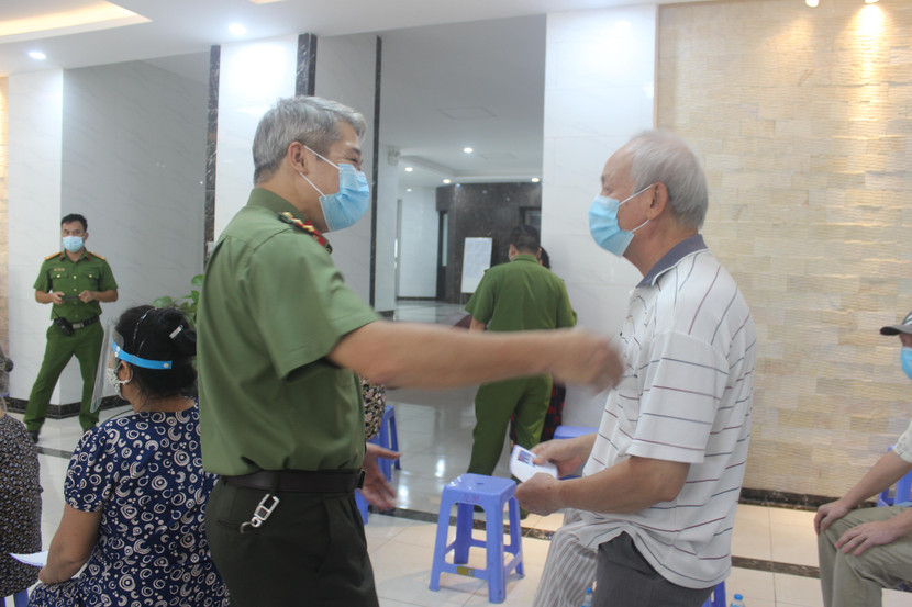 Chỉ huy CAQ Cầu Giấy động viên nhân dân trên địa bàn nỗ lực vượt qua khó khăn, chiến thắng dịch Covid-19