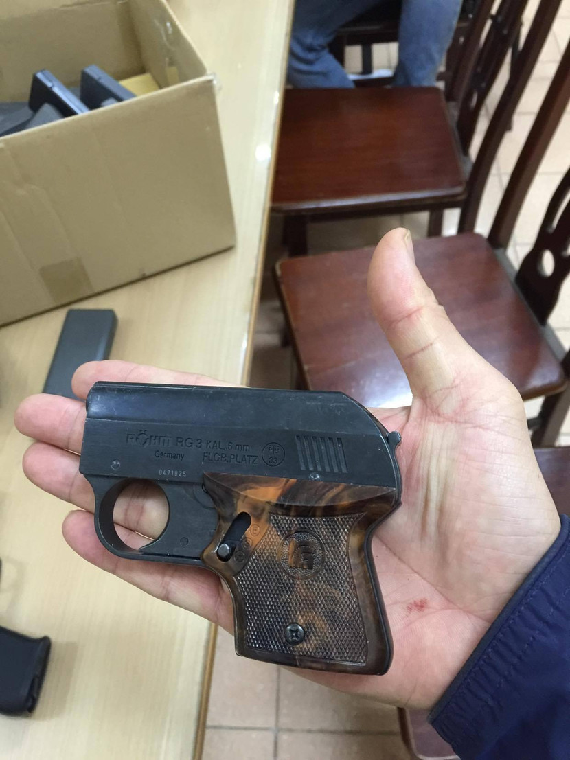 Có cả những khẩu súng bắn đạn cao su, hơi cay được thiết kế như súng quân dụng