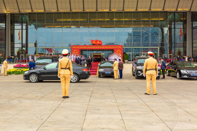 Lực lượng CSGT ứng trực tại tất cả các cửa, khu vực nơi Đại biểu đi lại, phục vụ công tác đón, dẫn, xếp xe đảm bảo an toàn, nhanh chóng Lực lượng CSGT ứng trực tại tất cả các cửa, khu vực nơi Đại biểu đi lại, phục vụ công tác đón, dẫn, xếp xe đảm bảo an toàn, nhanh chóng