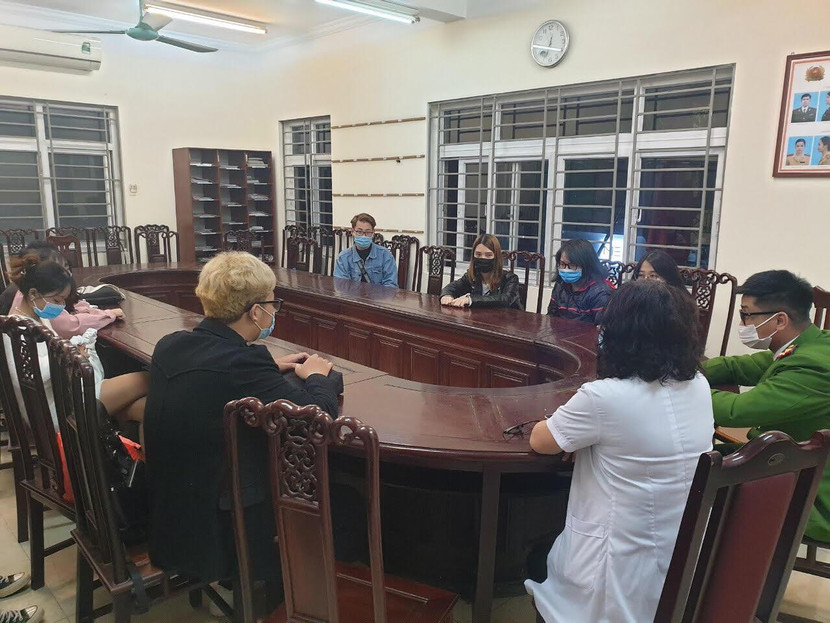 Có ít nhất 21 trường hợp vi phạm không đeo khẩu trang đã bị CAP Hàng Trống cùng lực lượng chức năng xử phạt nghiêm Có ít nhất 21 trường hợp vi phạm không đeo khẩu trang đã bị CAP Hàng Trống cùng lực lượng chức năng xử phạt nghiêm