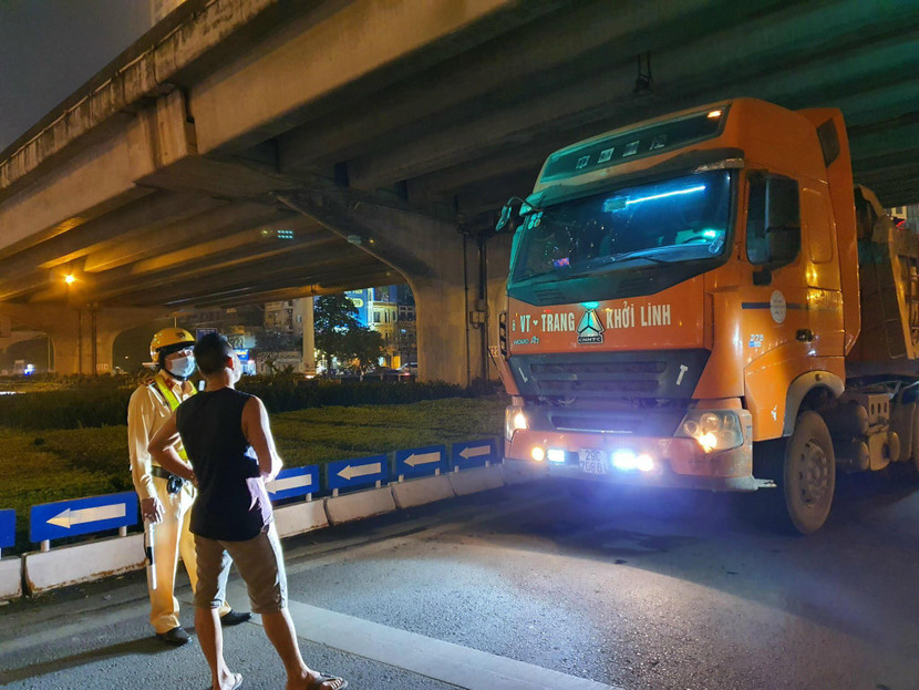 Nhiều lái xe tìm đủ mọi cách để trì hoãn sự kiểm tra của CSGT, nhưng vẫn phải chấp hành bởi sự kiên quyết của CSGT