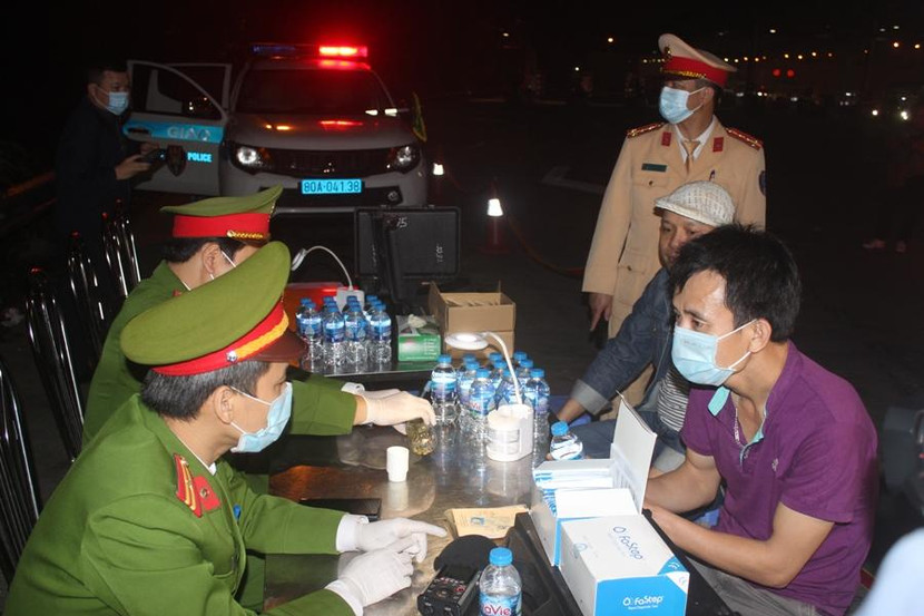 Các lái xe chấp hành nghiêm quy định kiểm tra nồng độ cồn, ma túy