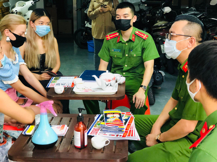 Lực lượng CAQ Hoàn Kiếm từ quận tới cơ sở tăng cường tuyên truyền cho nhân dân, người nước ngoài các biện pháp phòng, chống ma túy Lực lượng CAQ Hoàn Kiếm từ quận tới cơ sở tăng cường tuyên truyền cho nhân dân, người nước ngoài các biện pháp phòng, chống ma túy