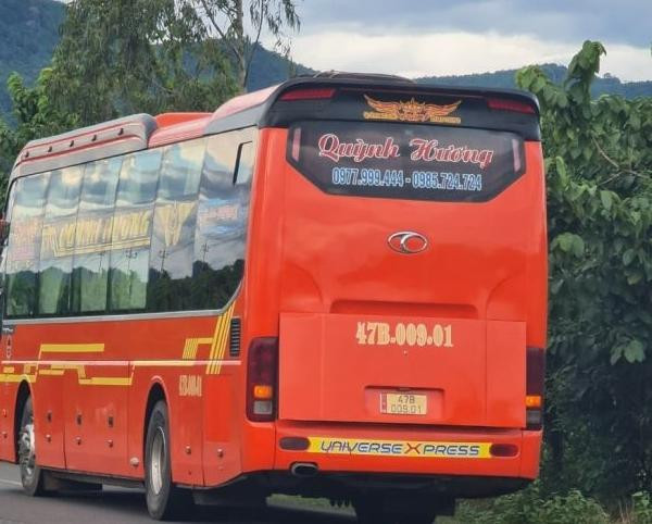 Chiếc xe khách vi phạm bị CSGT xử lý