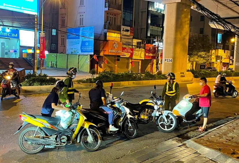 Tổ công tác đặc biệt của CAQ Cầu Giấy triển khai tuần tra kiểm soát ban đêm Tổ công tác đặc biệt của CAQ Cầu Giấy triển khai tuần tra kiểm soát ban đêm