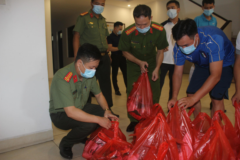 Trên cơ sở danh sách thống kê của từng CAP, CAQ Cầu Giấy phân bổ xuống từng CAP để trao tặng cho người dân Trên cơ sở danh sách thống kê của từng CAP, CAQ Cầu Giấy phân bổ xuống từng CAP để trao tặng cho người dân