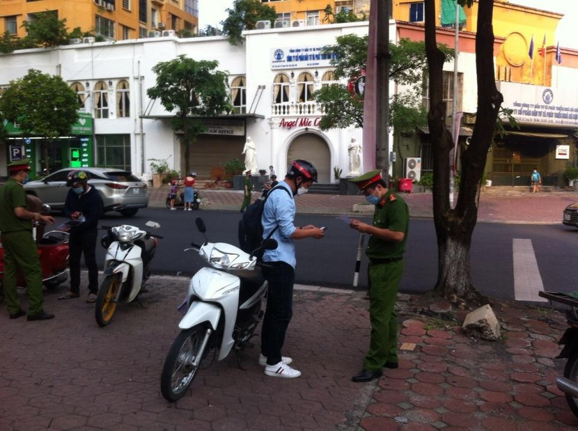 Các trường hợp ra ngoài đường đều được kiểm tra kỹ giấy tờ, tránh không để Covid -19 lây lan Các trường hợp ra ngoài đường đều được kiểm tra kỹ giấy tờ, tránh không để Covid -19 lây lan