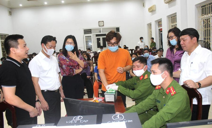 Tại CAP Mai Dịch, đoàn công tác đã kiểm tra, biểu dương đơn vị có nhiều sáng kiến, đồng thời thống nhất việc "phân luồng" độ tuổi lấy mẫu vân tay tại các máy đảm bảo yếu tố chính xác, nhanh nhất