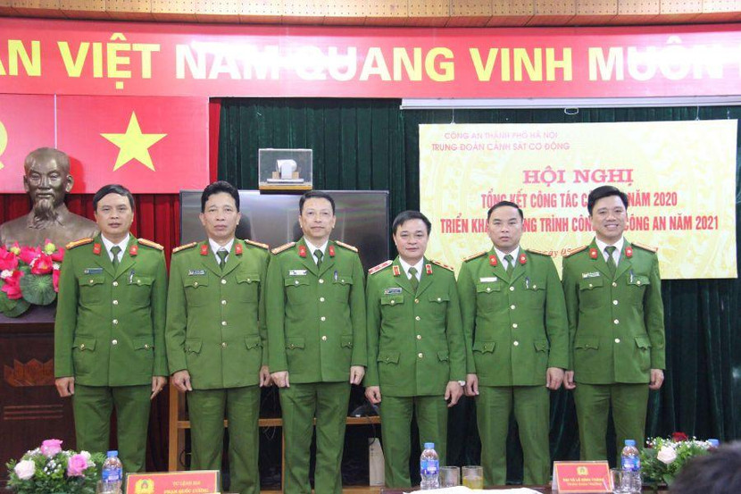 Trung tướng Phạm Quốc Cương, Tư lệnh Bộ Tư lệnh CSCĐ cùng Đại tá Nguyễn Hồng Ky, Phó Giám đốc CATP Hà Nội chụp ảnh lưu niệm, chúc mừng Trung đoàn CSCĐ, CATP Hà Nội Trung tướng Phạm Quốc Cương, Tư lệnh Bộ Tư lệnh CSCĐ cùng Đại tá Nguyễn Hồng Ky, Phó Giám đốc CATP Hà Nội chụp ảnh lưu niệm, chúc mừng Trung đoàn CSCĐ, CATP Hà Nội