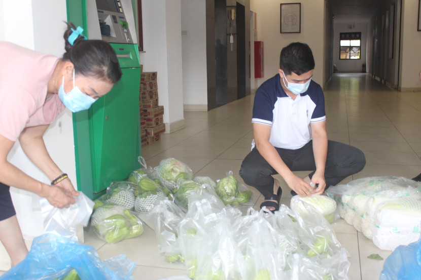 Rau xanh cũng được chia đều để Công an các phường mang đến sớm nhất tặng người dân Rau xanh cũng được chia đều để Công an các phường mang đến sớm nhất tặng người dân