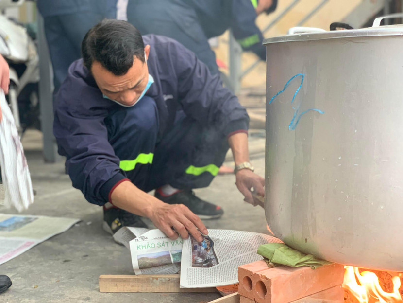 Việc luộc bánh chưng đòi hỏi nhiều kinh nghiệm và phải canh chừng liên tục để cho ra sản phẩm ngon nhất