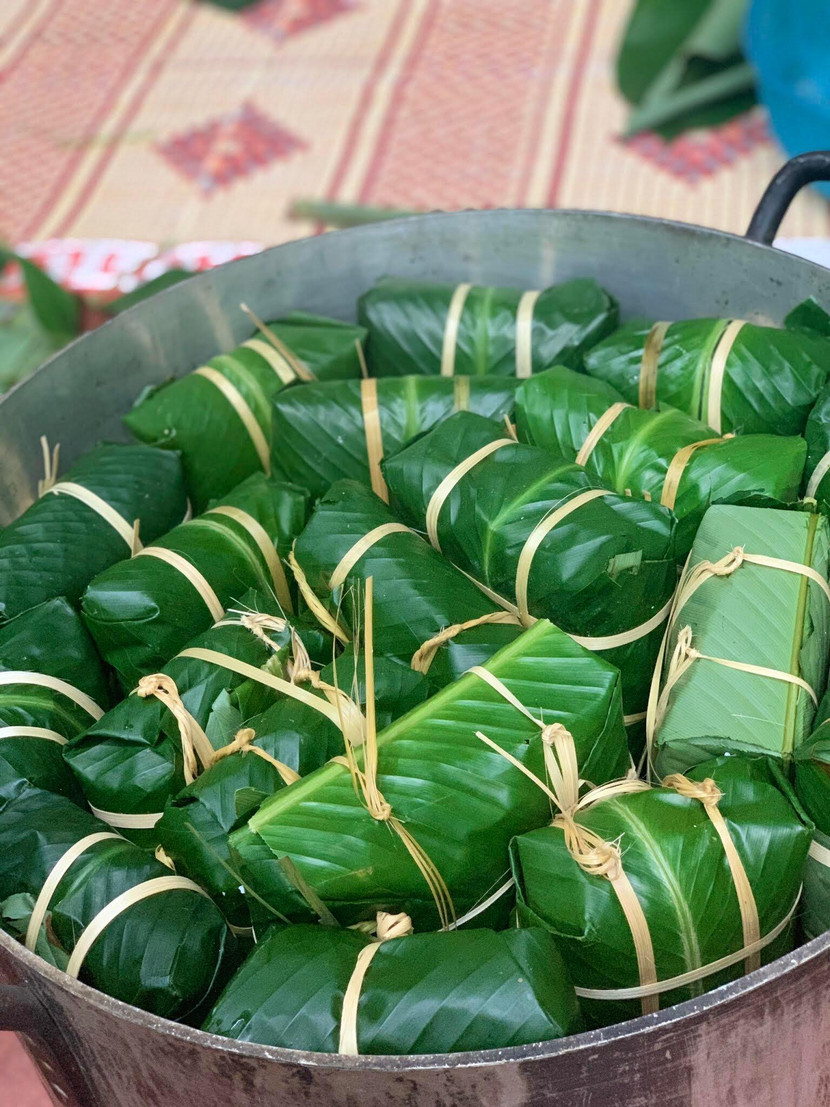 Hàng trăm chiếc bánh chưng sau khi luộc xong sẽ được gửi tăng cho các gia đình có hoàn cảnh khó khăn trên địa bàn