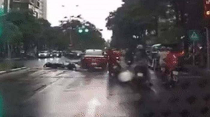 Chiếc xe ô tô gây tai nạn tại ngã tư đèn đỏ Chiếc xe ô tô gây tai nạn tại ngã tư đèn đỏ