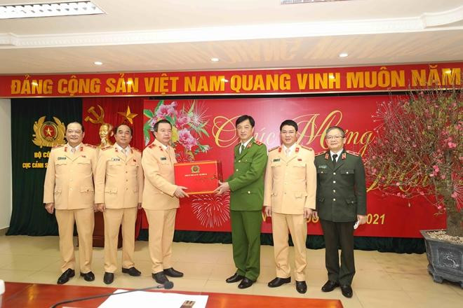 Thứ trưởng Nguyễn Duy Ngọc tặng quà CSGT