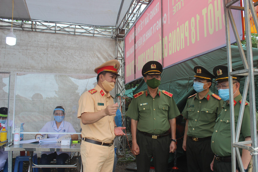 Đại tá Dương Đức Hải, Trưởng phòng CSGT báo cáo và đề xuất với đồng chí Phó Giám đốc CATP các giải pháp đảm bảo phòng, chống dịch Covid-19 cũng như phòng ngừa ùn tắc Đại tá Dương Đức Hải, Trưởng phòng CSGT báo cáo và đề xuất với đồng chí Phó Giám đốc CATP các giải pháp đảm bảo phòng, chống dịch Covid-19 cũng như phòng ngừa ùn tắc