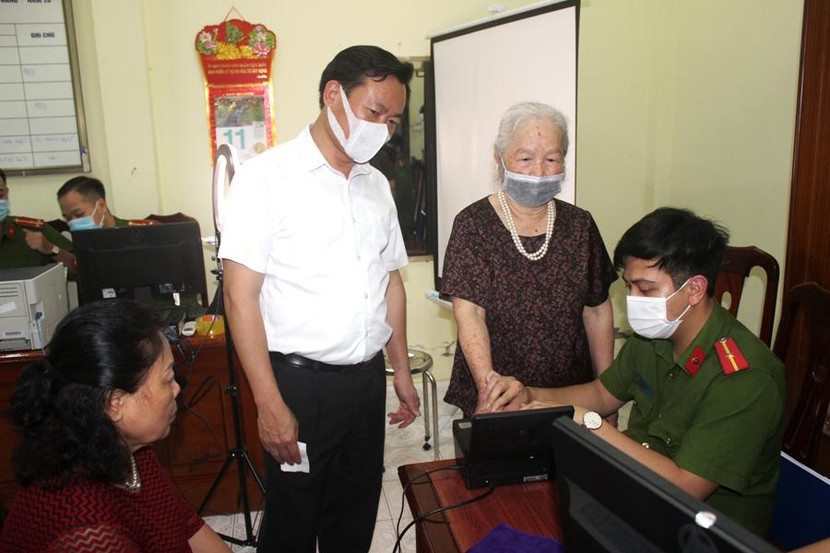 Tại nhà văn hóa của phường Yên Hòa, đồng chí Chủ tịch UBND quận Cầu Giấy cùng CBCS của CAP Yên Hòa hỗ trợ nhân dân lấy dấu vân tay làm căn cước công dân gắn chíp