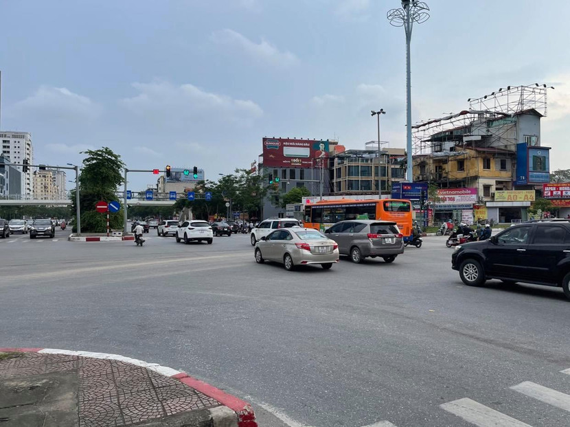 Ngoài tuyến đường Võ Chí Công hai chiều ra vào thành phố, Đội CSGT số 2, Phòng CSGT, CATP Hà Nội còn tăng cường lực lượng đảm bảo an toàn trên các tuyến đường huyết mạch khác