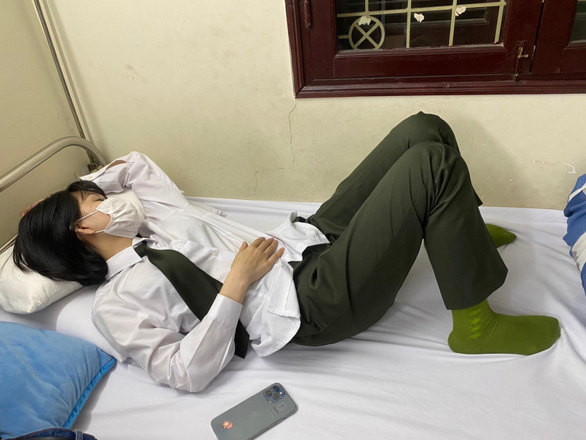 Ngất lịm đi vì kiệt sức nhưng sau khi tỉnh lại, Thượng úy Đặng Phương Thảo lại lao ngay vào công việc, cùng đồng đội cấp CCCD